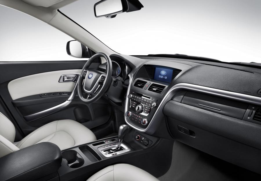 Интерьер FAW Besturn X80 2013 года  (фото 4 из 6)